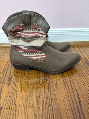Boots sz 8 womens